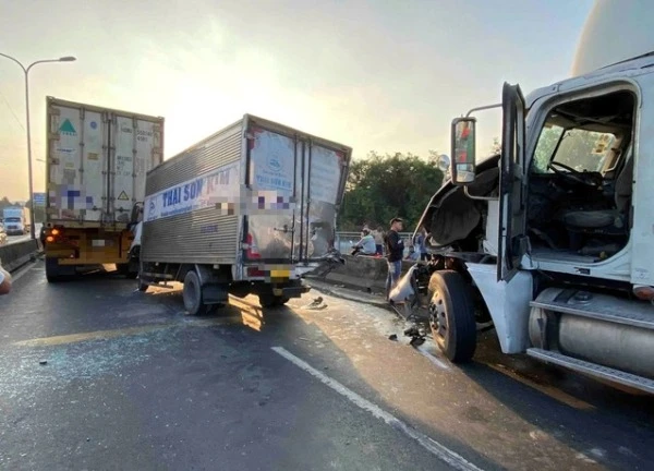 Tai nạn liên hoàn container 'kẹp' xe tải trên cầu Phú Mỹ