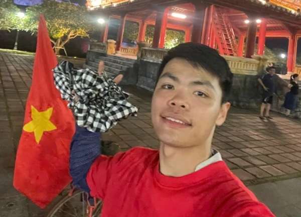 Trend này hot: Thêm 1 nhân vật đi xe đạp thồ "huyền thoại" của ông nội từ Thanh Hóa vào TP.HCM dịp 30/4