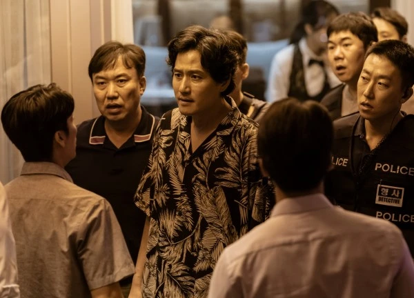 Vừa gây sốt với 'Khi cuộc đời cho bạn quả quýt', 'Gwan Sik' Park Hae Joo tái xuất màn ảnh rộng với hình tượng mới lạ trong 'Ba mặt lật kèo'
