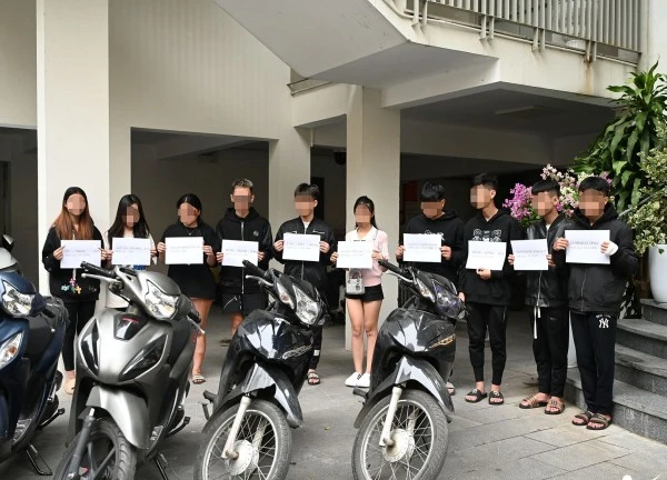 Xét xử nữ sinh Hà Nội nhập đoàn 'quái xế' đâm 1 người tử vong