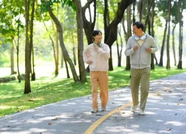 4 không khi đi bộ buổi sáng