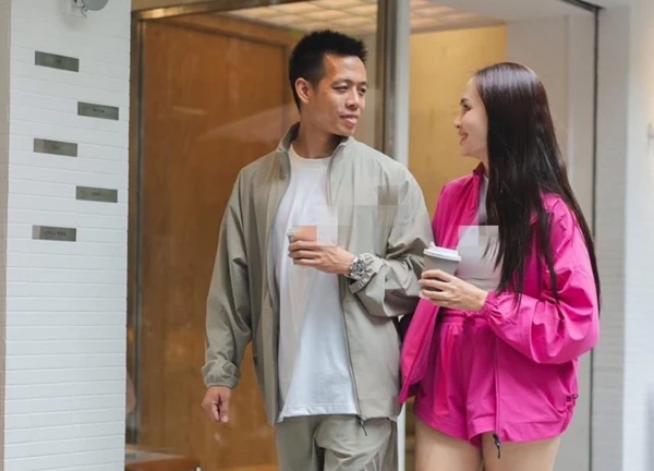 Ảnh hiếm tiền đạo xuất sắc nhất CLB Hà Nội thân mật với vợ là ái nữ cựu chủ tịch CLB Sài Gòn trên phố