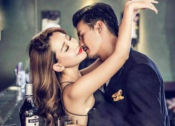 Bắt gặp chị chồng "lẳng lơ" cùng trai lạ trong phòng khách, "phí im lặng" chị đưa ra khiến tôi choáng váng