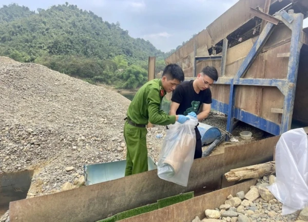 Bức xúc hoạt động khai thác cát sỏi lòng sông Gâm tận thu vàng sa khoáng