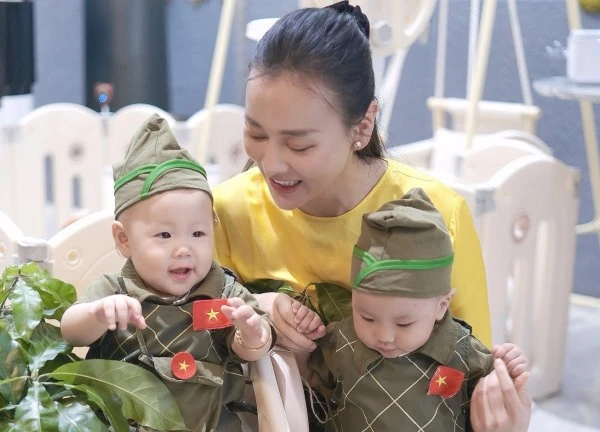 Cặp sinh đôi nhà Phương Oanh - shark Bình hóa thân thành chiến sĩ nhí, hành động ngộ nghĩnh khiến ai cũng bật cười