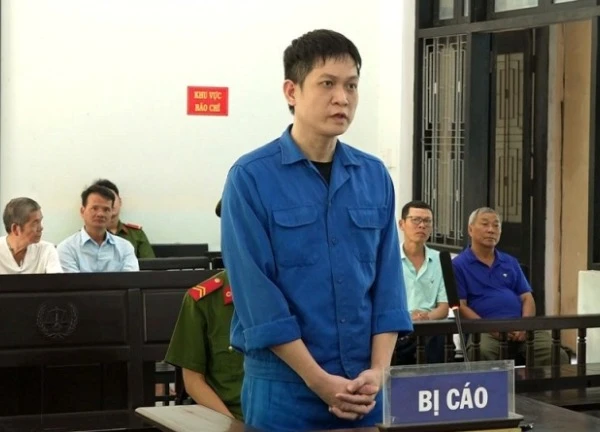 Chiếm đoạt tiền công ty để đánh bạc qua mạng