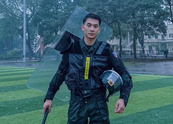 Cuộc sống hiện tại của đồng chí cảnh vệ cao 1m85 từng gây bão khi lên TV: Đẹp trai hơn, tình trạng yêu đương mới đáng nói!