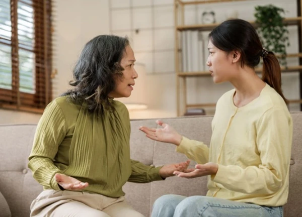 Dậy sớm nấu cơm mà vẫn bị mẹ chồng chê, tôi ngậm đắng tủi hờn nhưng khi nghe cuộc hội thoại của bố mẹ chồng, tôi giật mình hiểu ra