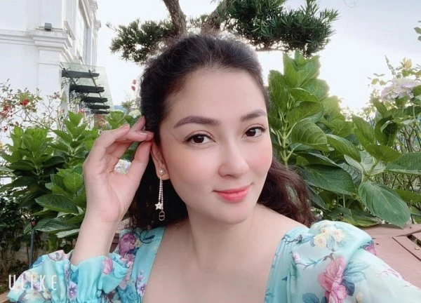 Hoa hậu Nguyễn Thị Huyền: "Tôi thấy có lỗi với con rất nhiều"