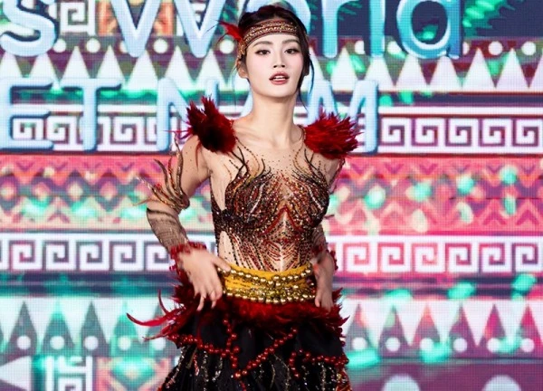 Hoa hậu Ý Nhi nhào lộn mạo hiểm ở Miss World