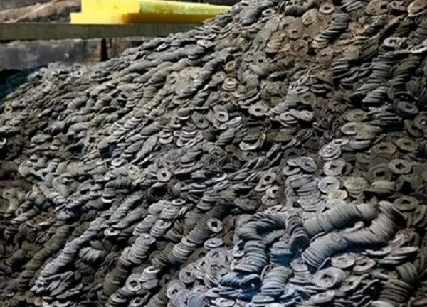 Khai thác đá trên núi, công nhân nổ mìn trúng "hang động" lạ: Kho báu 2,25 triệu vật thể "xâu thành chuỗi" màu xanh lục được đào lên