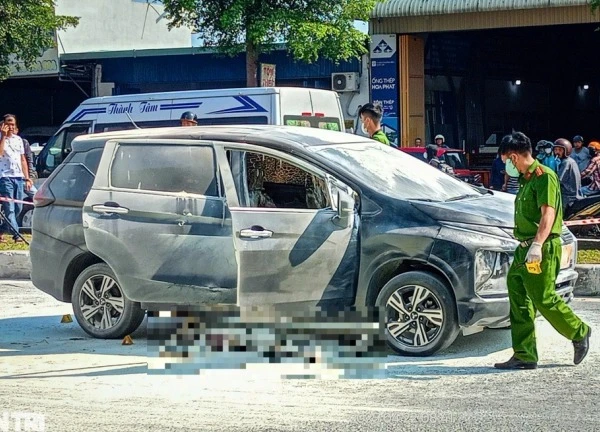 Một phụ nữ rơi khỏi ô tô tử vong, người đàn ông trong xe châm lửa tự thiêu