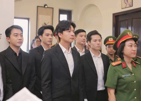 Ngô Kiến Huy, Cris Phan xúc động dâng hương tại nhà Đại tướng Mai Chí Thọ