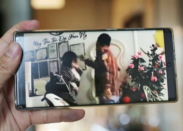 Công an mời người chồng trong clip đánh vợ ở Long An lên làm việc