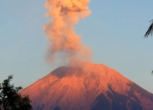Núi lửa Semeru tại Indonesia phun trào 4 lần trong ngày