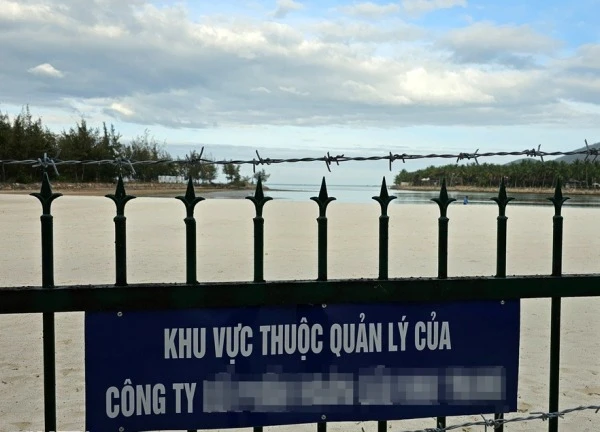 Bãi biển ở Nha Trang bị giăng kẽm gai, rào chắn