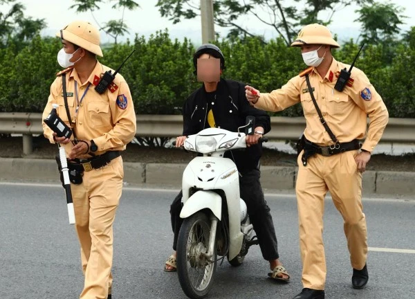 Phóng hơn 80 km/h, tài xế ở Hà Nội ngỡ ngàng nhận mức phạt ngang giá trị xe máy