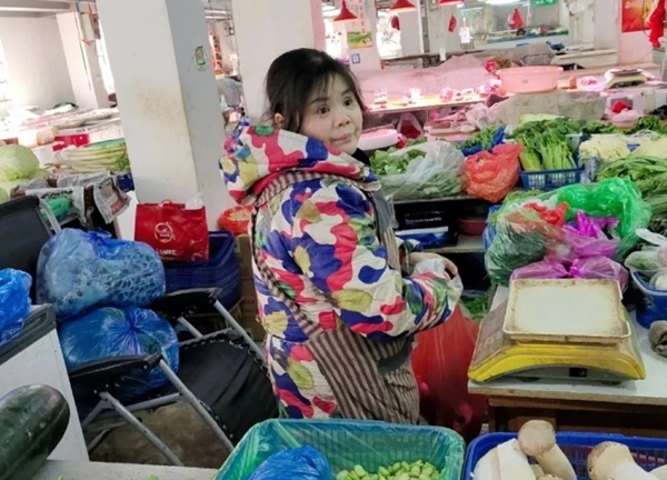 Theo chân người phụ nữ bán rau ở chợ về đến nhà, choáng váng vì cuộc sống thật: "Phú bà" cũng chỉ đến thế!