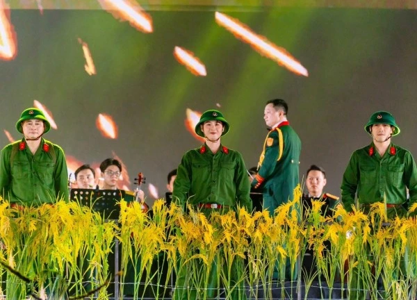 Tiểu đội "sĩ" nhất lúc này: Được NSND Tự Long đặt biệt danh riêng, từ hôm nay hãy gọi SOOBIN là "cục cưng hay lườm"
