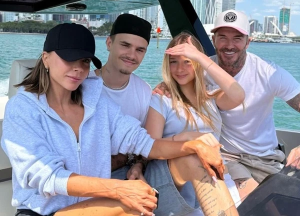 Tiểu thư Harper Beckham khoe nhan sắc ngọt ngào tuổi dậy thì, tỏ rõ thái độ khi 2 anh bất hoà vì 1 cô gái?