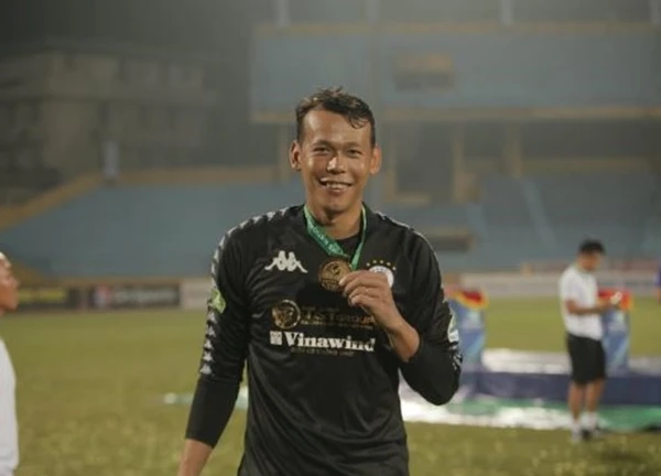 Tuyển thủ Việt Nam gần 40 tuổi vẫn đá cùng Công Phượng: Từng bị oan ở SEA Games, "hồi sinh" nhờ bầu Hiển