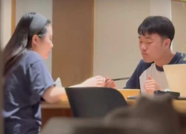 Vợ Giám đốc của Lương Xuân Trường gây sốt khi lộ diện bên chồng, nhan sắc và khí chất chuẩn tiểu thư Hà thành