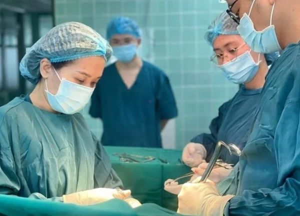 Xuyên đêm chạy đua với tử thần cứu sản phụ nguy kịch