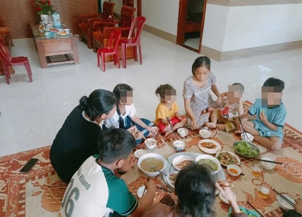 Bị chồng lấy hết tài sản, người phụ nữ dắt 4 con nhỏ ra trạm xe buýt ngủ: Đã có cách giải quyết