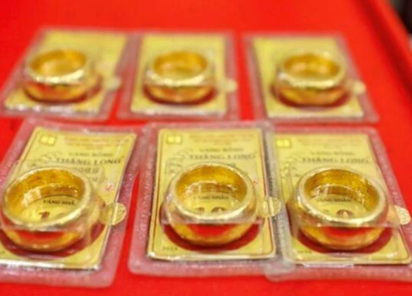 Bị đòi nợ gấp, giá vàng hơn 120 triệu đồng/lượng vẫn phải xếp hàng mua từng chỉ