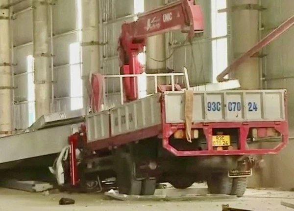 Bình Dương: Khởi tố 2 bị can vụ sập nhà xưởng làm 3 người chết