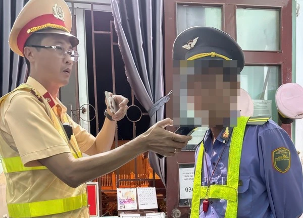 Cảnh sát bất ngờ kiểm tra, phát hiện nhân viên gác chắn tàu vi phạm nồng độ cồn