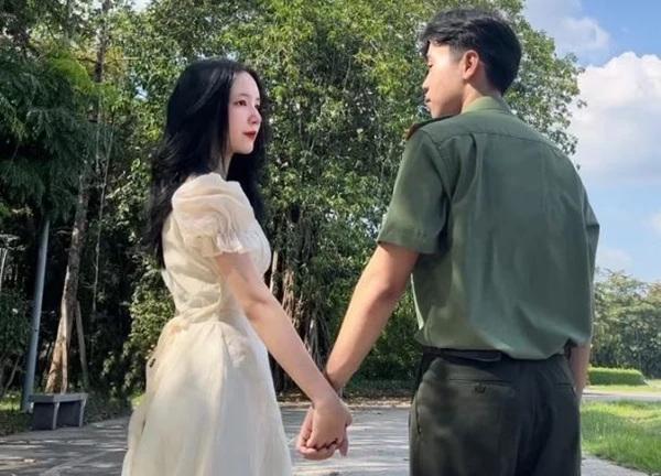 Cặp đôi 'Chị ơi anh yêu em' gây chú ý ở đêm tổng hợp luyện 30/4