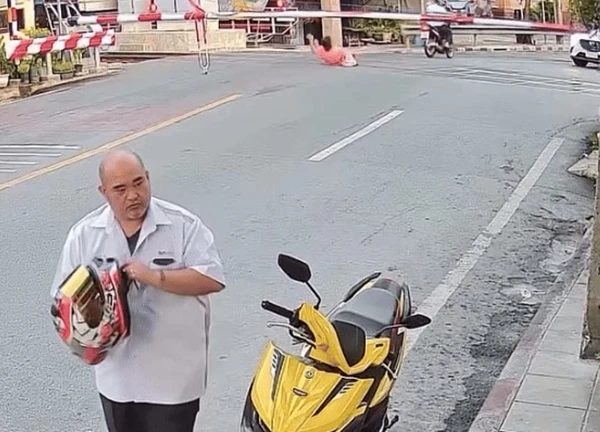 Cố vượt qua rào chắn tàu hỏa, người đàn ông khiến vợ gặp họa, camera an ninh ghi lại cảnh đáng sợ