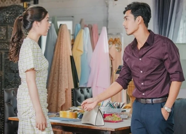 Dọn dẹp nhà, thấy tờ giấy vo tròn vứt trong sọt rác ở phòng làm việc của chồng, tôi mở ra xem rồi giận dữ dẫn con về nhà ngoại