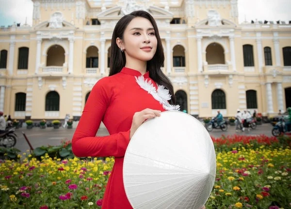 Hoa hậu Lý Kim Thảo thướt tha trong tà áo dài đỏ thêu bồ câu trắng