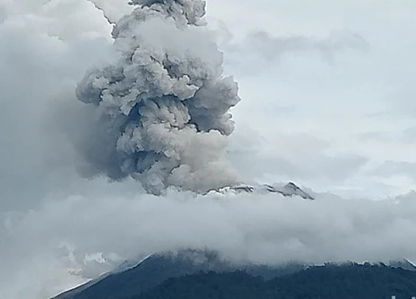 Indonesia: Núi lửa Lewotobi phun trào dữ dội