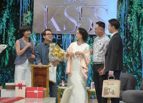 Khách sạn 5 sao: Hé lộ chuyện nghề, chuyện đời của "phù thủy sân khấu" Thành Lộc và "nàng thơ Hà Nội" Lê Khanh