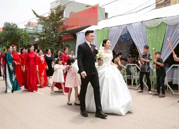 Lấy anh hàng xóm, cô dâu đọc lời thề nguyện khiến chú rể hết cười lại khóc