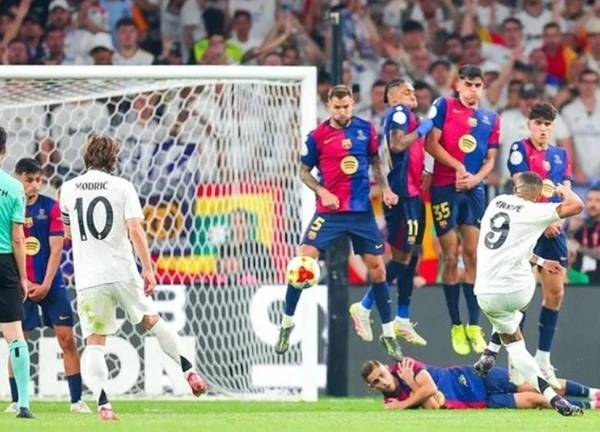 Modric hóa tội đồ trong ngày Real mất chức vô địch vào tay Barca