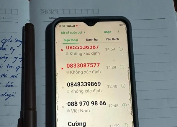 Muốn chuyển 160 triệu vào một tài khoản ngân hàng OCB, người phụ nữ U70 mang tiền mặt đến nhà người quen nhờ giúp thì bị ngăn lại vì một lý do