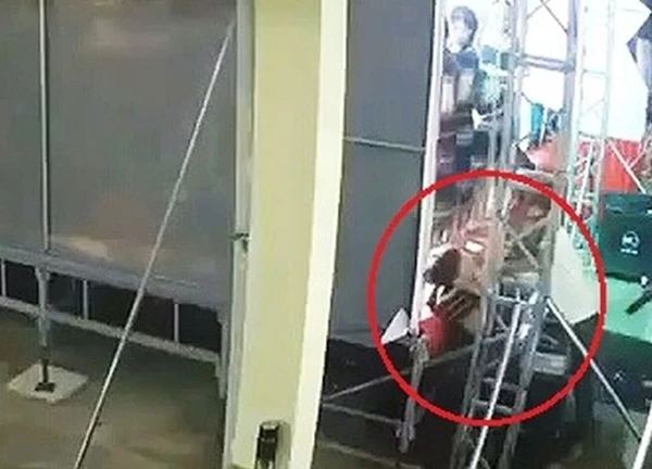 Nam sinh bị điện giật tử vong khi đang diễn văn nghệ tại trường