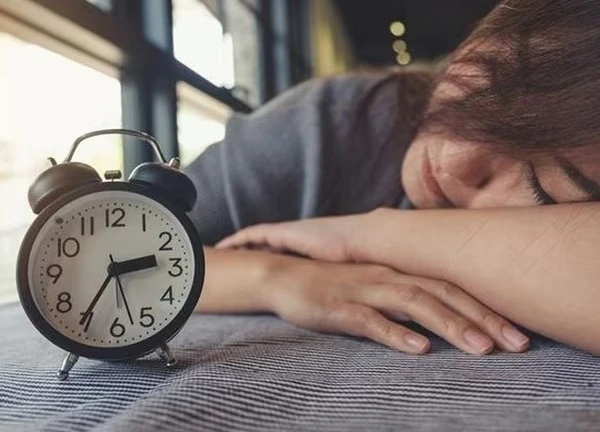 Nếu bạn cứ ngủ trưa như thế này, nguy hại tim mạch cận kề