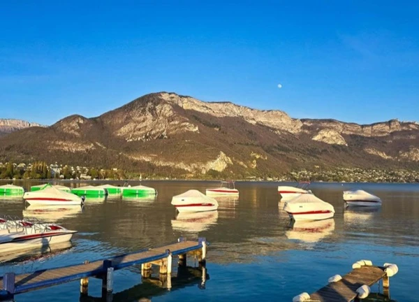 Ngắm chiều buông ở thị trấn Annecy, miền Đông nước Pháp