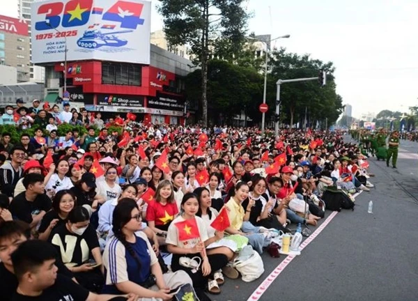 Người dân phủ kín các ngả đường trong ngày tổng duyệt diễu binh