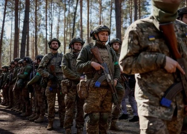 Nỗ lực như "muối bỏ biển" của Ukraine khi tìm cách hút thanh niên nhập ngũ