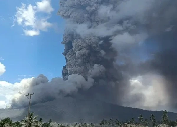 Núi lửa Lewotobi Laki-laki ở Indonesia phun trào 110 lần trong 8 ngày