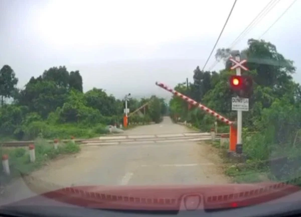 Tài xế ô tô hú hồn khi tàu hỏa sắp đến, barie tự động mở cho xe chạy qua