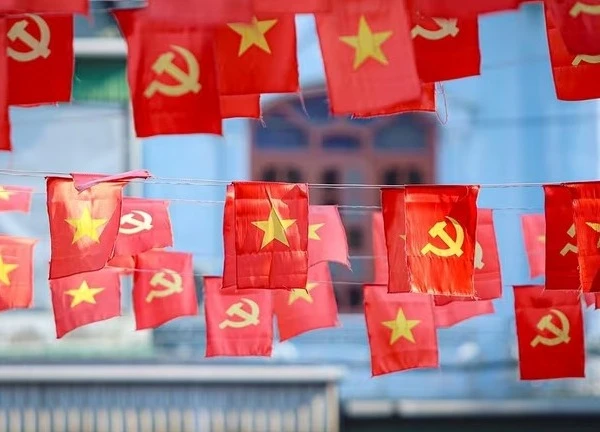 Thành Sen thắm màu cờ Tổ quốc đón mừng đại lễ 30/4