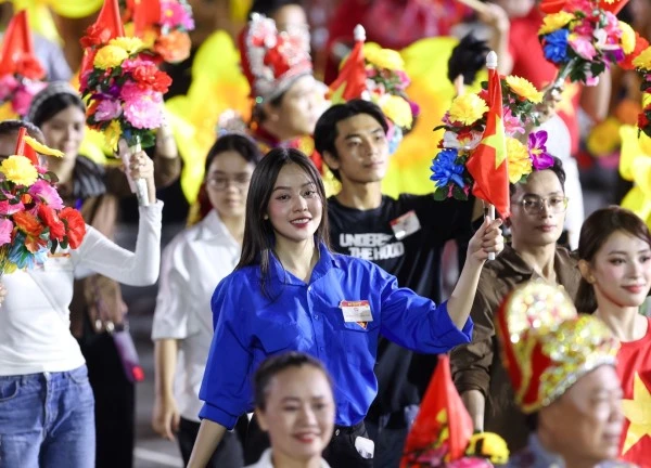Thanh Thủy, Tiểu Vy, H'Hen Niê dự sơ duyệt diễu binh giữa biển người TPHCM