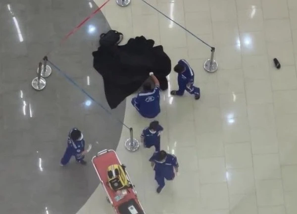 Thêm người rơi lầu ở Vạn Hạnh Mall, nạn nhân là nam thanh niên
